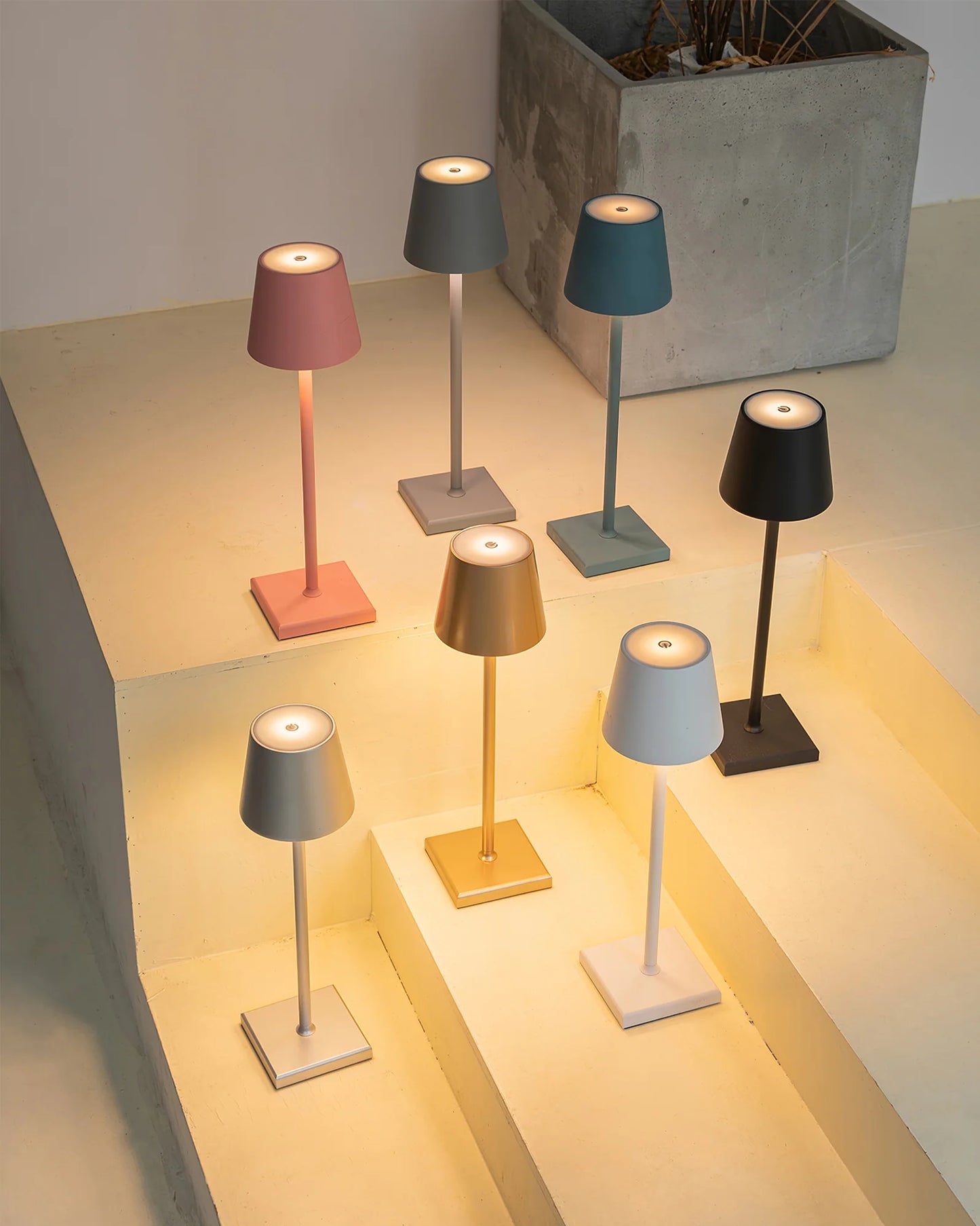 Doku Built-in Battery Table Lamp