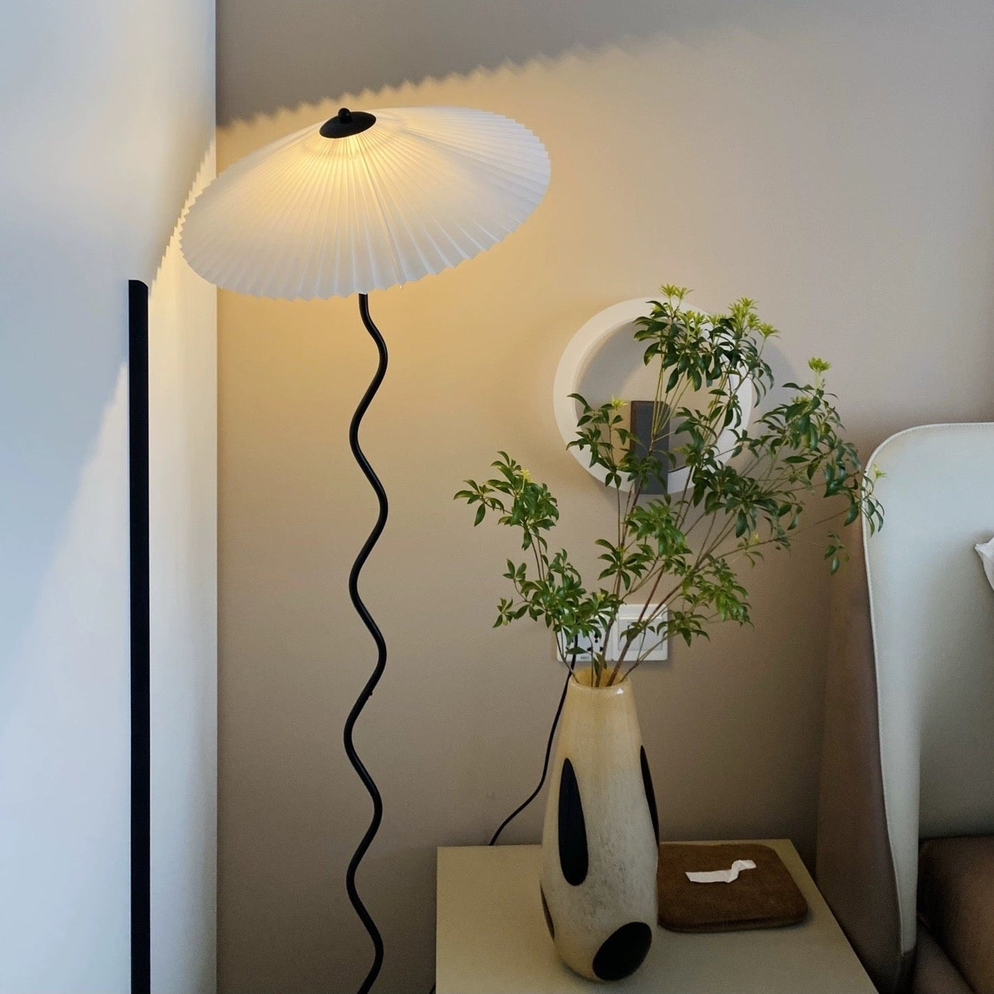 Squiggle Floor Lamp dark green variant side view